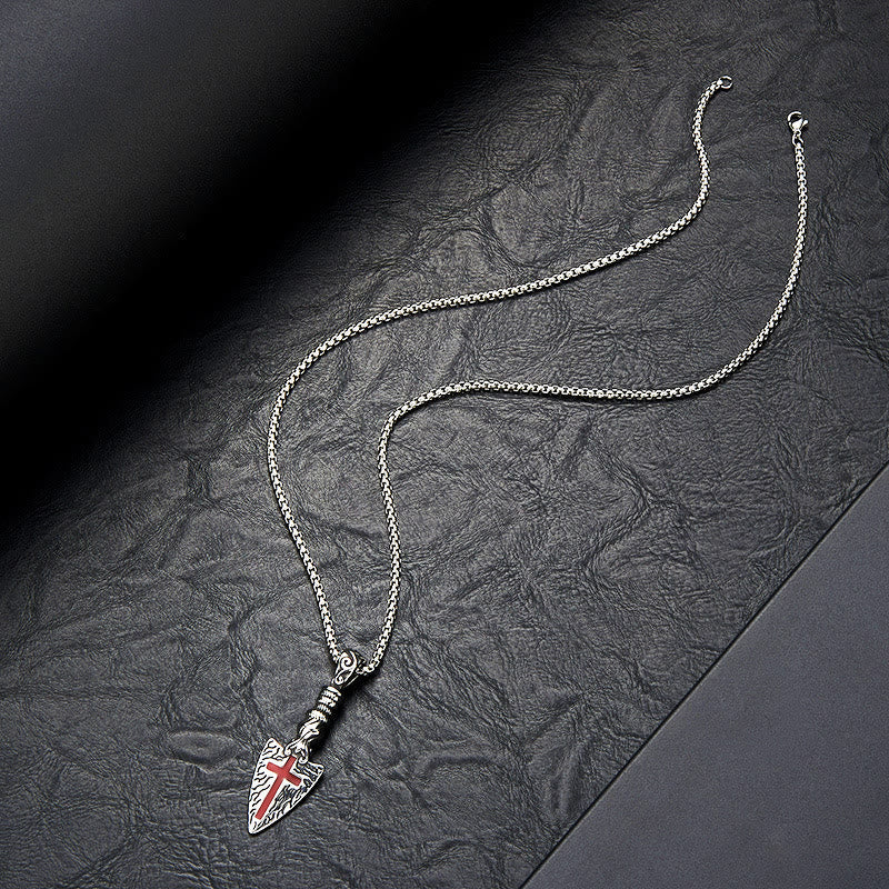 Collar de Punta de Lanza de Cruz Roja con Elementos Barrocos y Patrón de Pergamino Vintage