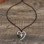Collar Bohemio con Marco Texturizado en Forma de Corazón y Charms de Cruz con Cordón de Cuero