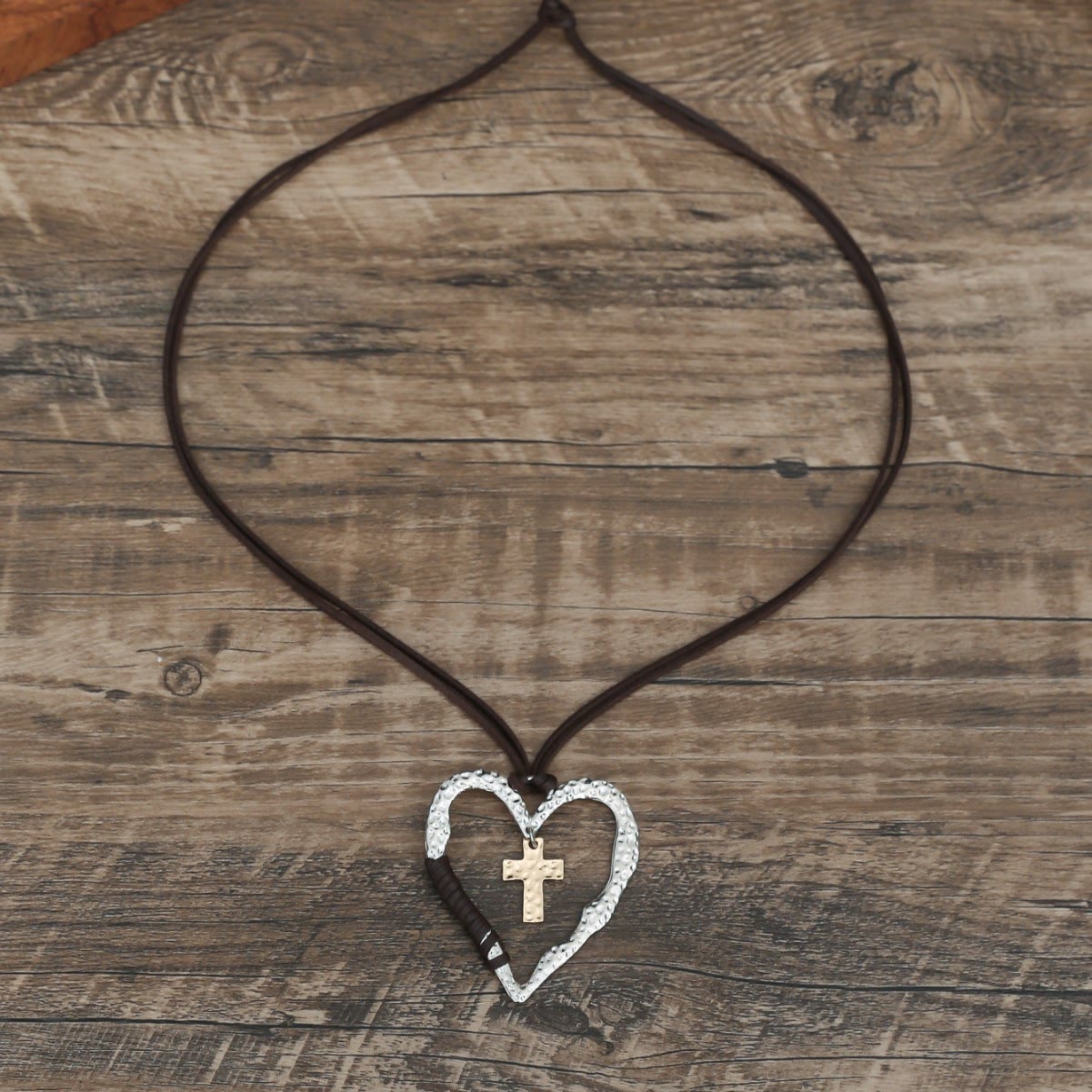 Collar Bohemio con Marco Texturizado en Forma de Corazón y Charms de Cruz con Cordón de Cuero