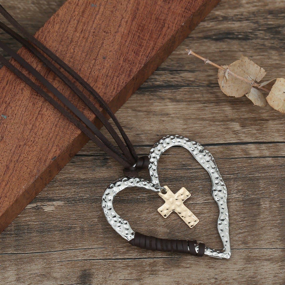 Collar Bohemio con Marco Texturizado en Forma de Corazón y Charms de Cruz con Cordón de Cuero