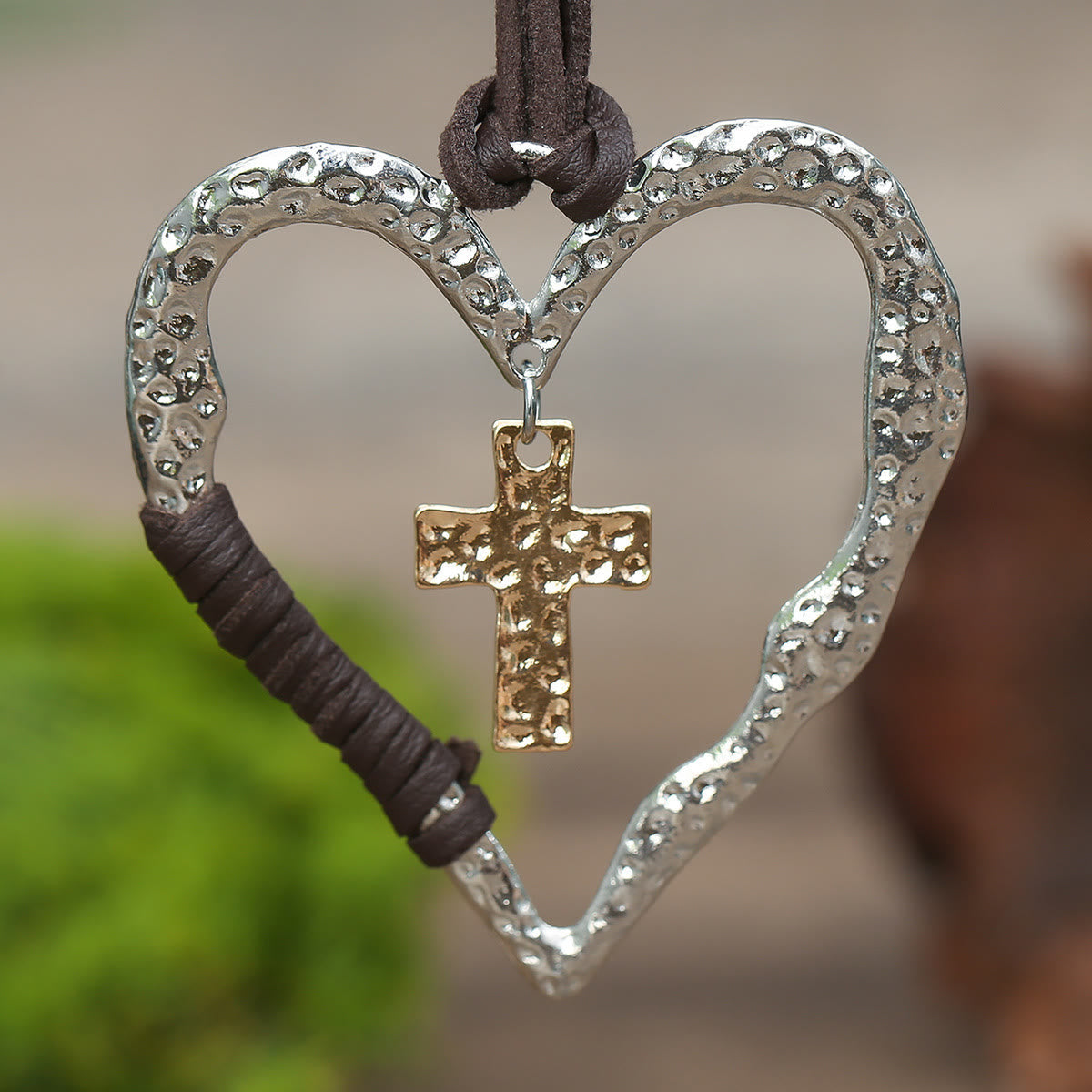 Collar Bohemio con Marco Texturizado en Forma de Corazón y Charms de Cruz con Cordón de Cuero