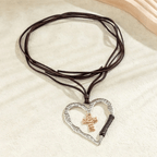 Collar Bohemio con Marco Texturizado en Forma de Corazón y Charms de Cruz con Cordón de Cuero
