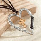 Collar Bohemio con Marco Texturizado en Forma de Corazón y Charms de Cruz con Cordón de Cuero