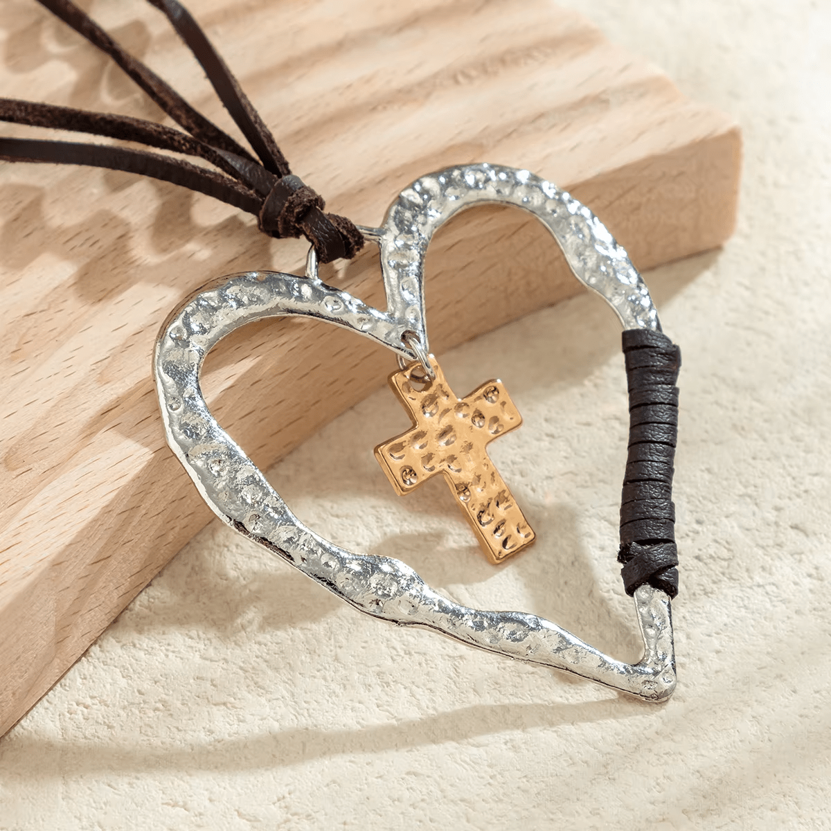 Collar Bohemio con Marco Texturizado en Forma de Corazón y Charms de Cruz con Cordón de Cuero
