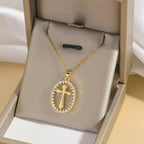 Collar de Cruz Ovalado Elegante con Halo de Cristal: Un Regalo Precioso de Fe