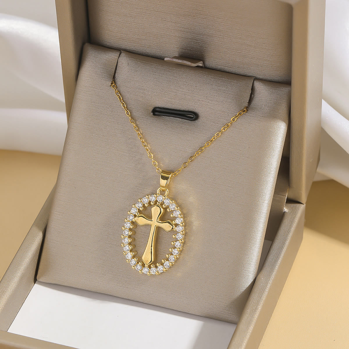 Collar de Cruz Ovalado Elegante con Halo de Cristal: Un Regalo Precioso de Fe