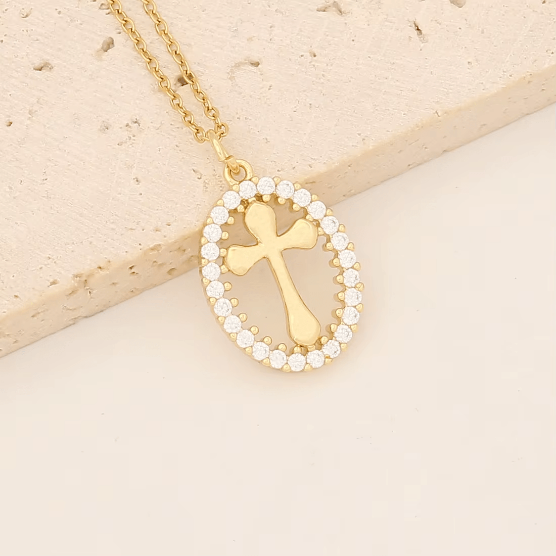 Collar de Cruz Ovalado Elegante con Halo de Cristal: Un Regalo Precioso de Fe