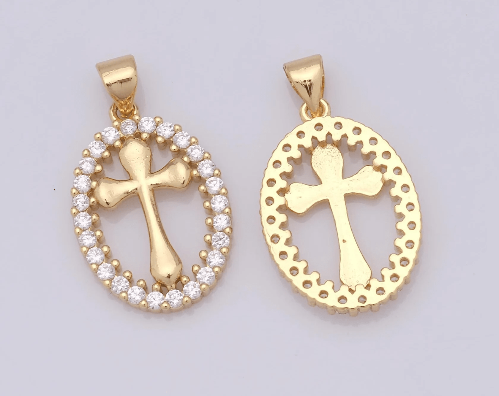 Collar de Cruz Ovalado Elegante con Halo de Cristal: Un Regalo Precioso de Fe