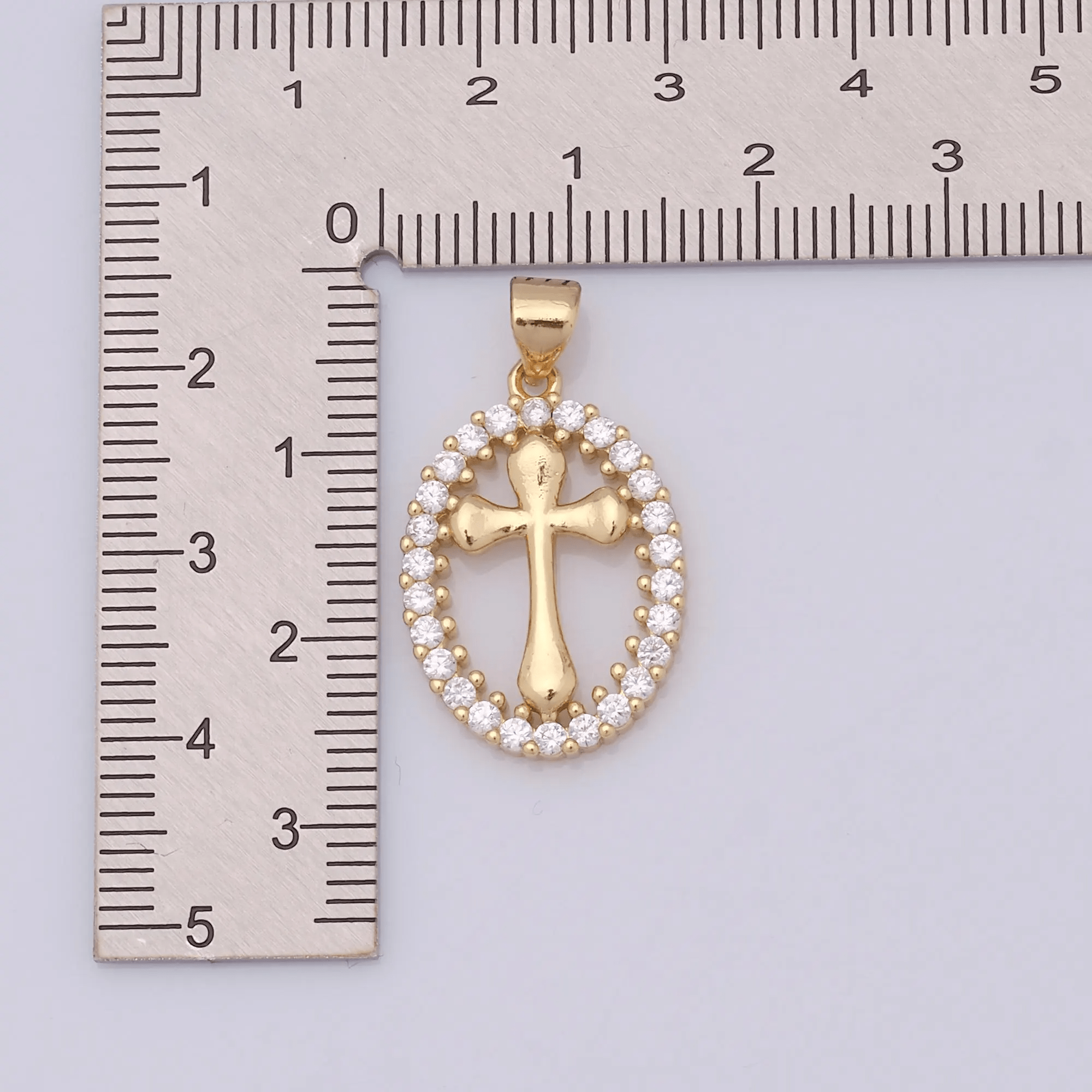 Collar de Cruz Ovalado Elegante con Halo de Cristal: Un Regalo Precioso de Fe