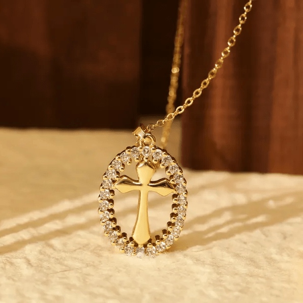 Collar de Cruz Ovalado Elegante con Halo de Cristal: Un Regalo Precioso de Fe