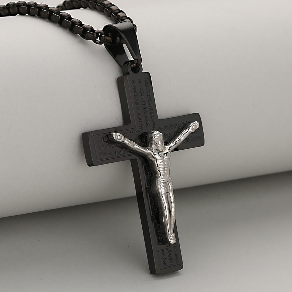 Collar de Crucifijo Elegante Símbolo de Devoción Disponible en Cuatro Tonos