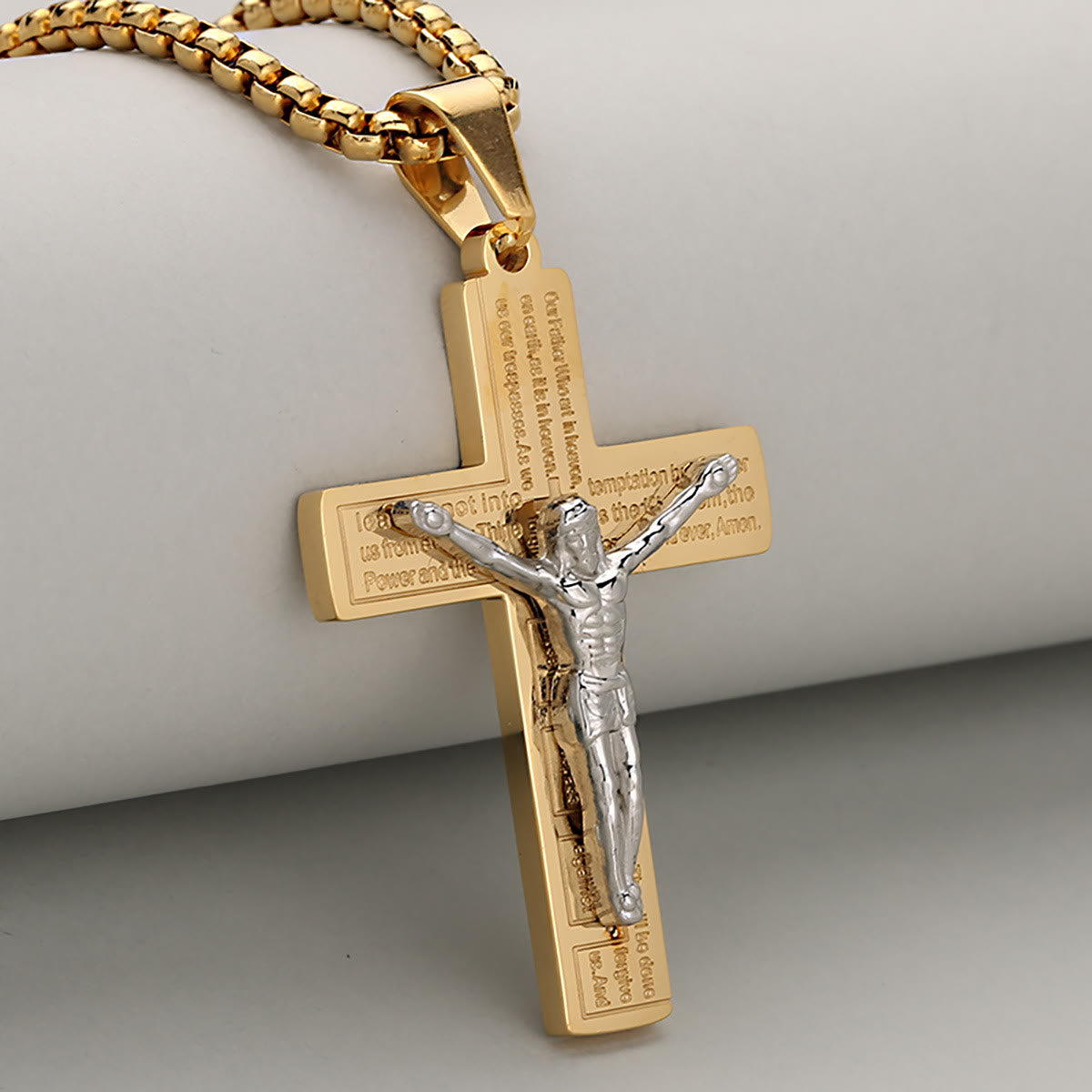 Collar de Crucifijo Elegante Símbolo de Devoción Disponible en Cuatro Tonos