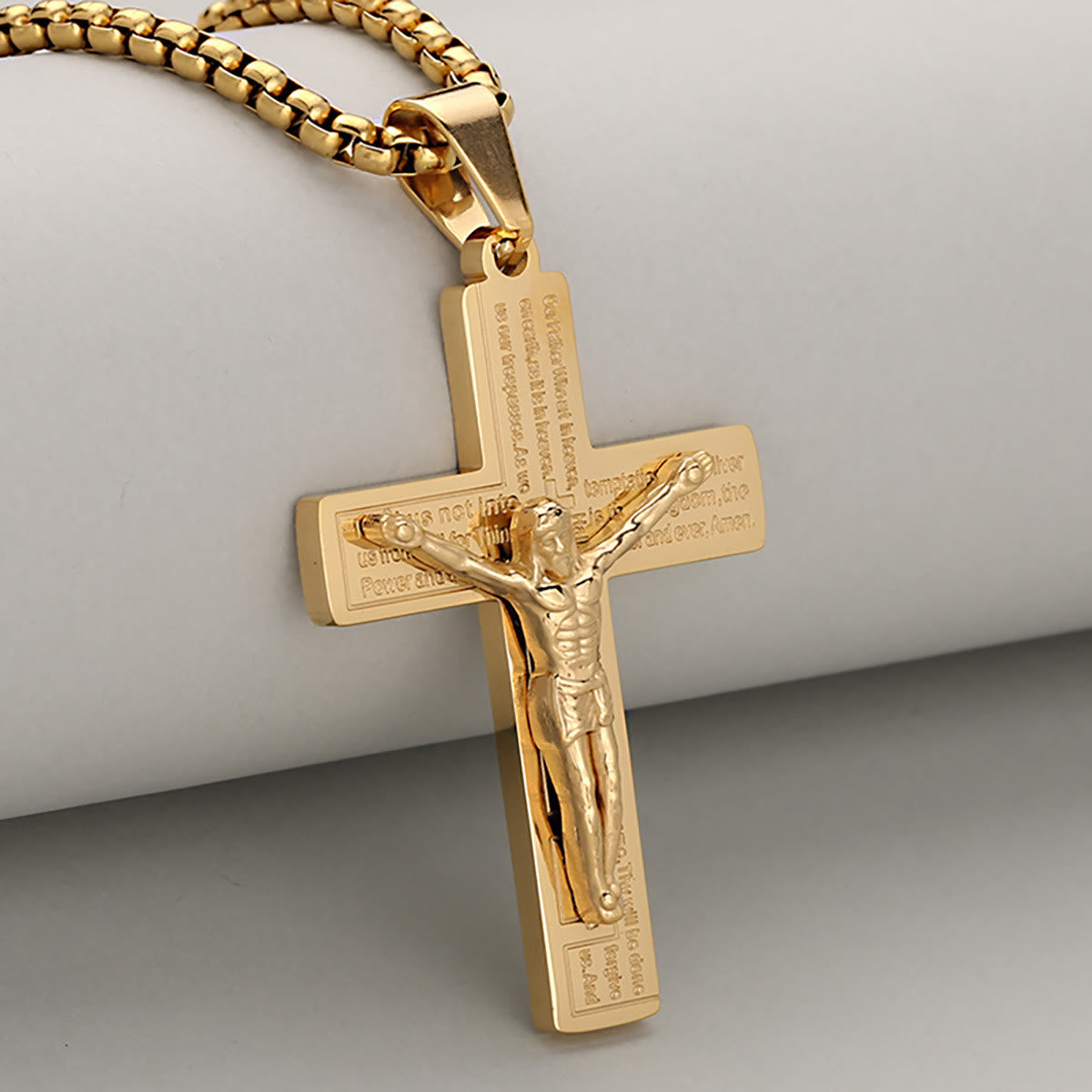 Collar de Crucifijo Elegante Símbolo de Devoción Disponible en Cuatro Tonos