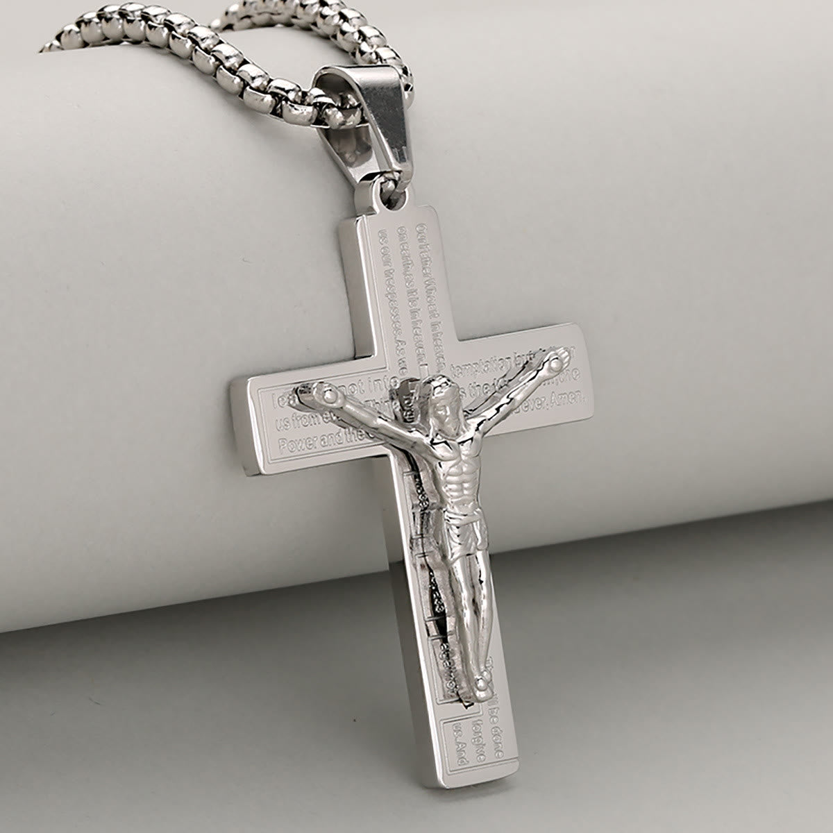 Collar de Crucifijo Elegante Símbolo de Devoción Disponible en Cuatro Tonos