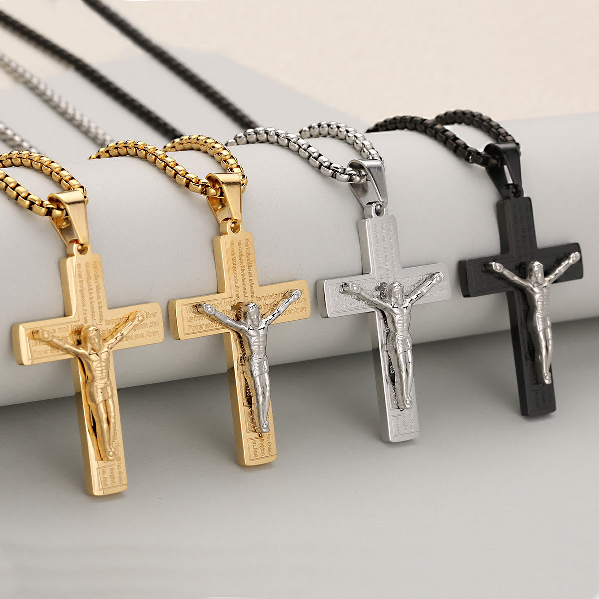 Collar de Crucifijo Elegante Símbolo de Devoción Disponible en Cuatro Tonos
