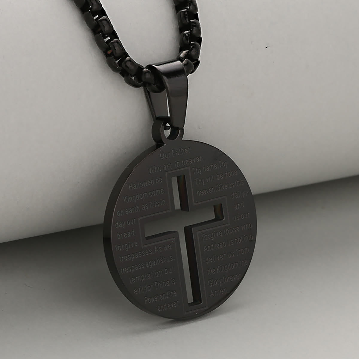 Collar con Colgante de Cruz Hueca y Oración Inspiradora en Tres Colores Elegantes
