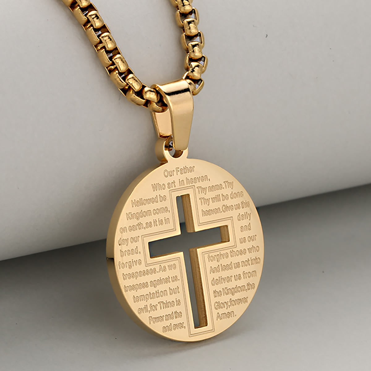 Collar con Colgante de Cruz Hueca y Oración Inspiradora en Tres Colores Elegantes