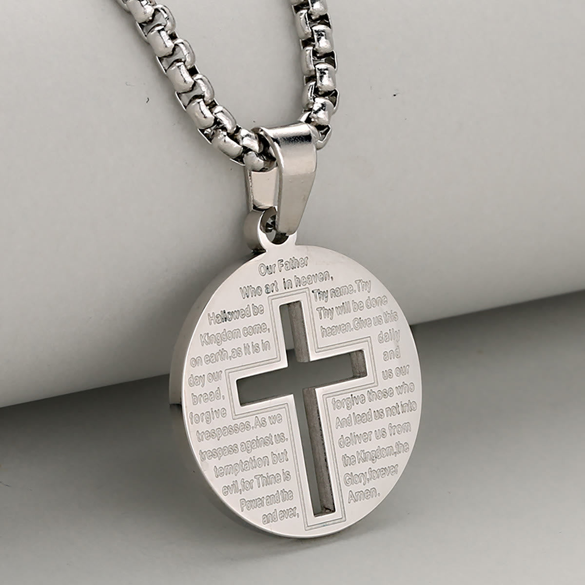 Collar con Colgante de Cruz Hueca y Oración Inspiradora en Tres Colores Elegantes