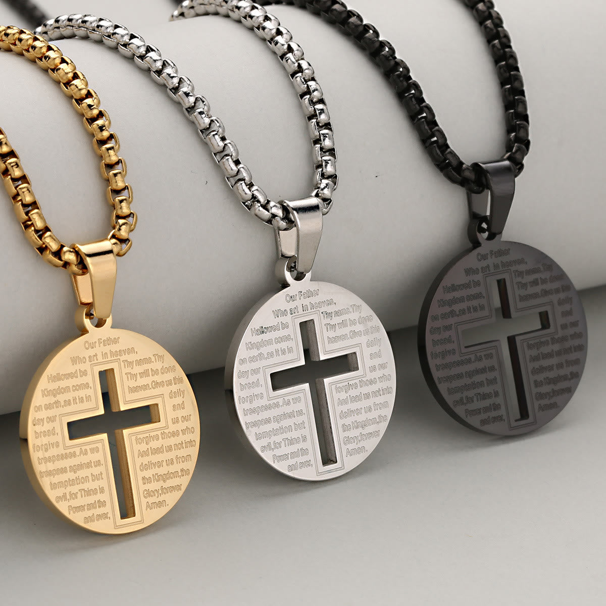 Collar con Colgante de Cruz Hueca y Oración Inspiradora en Tres Colores Elegantes