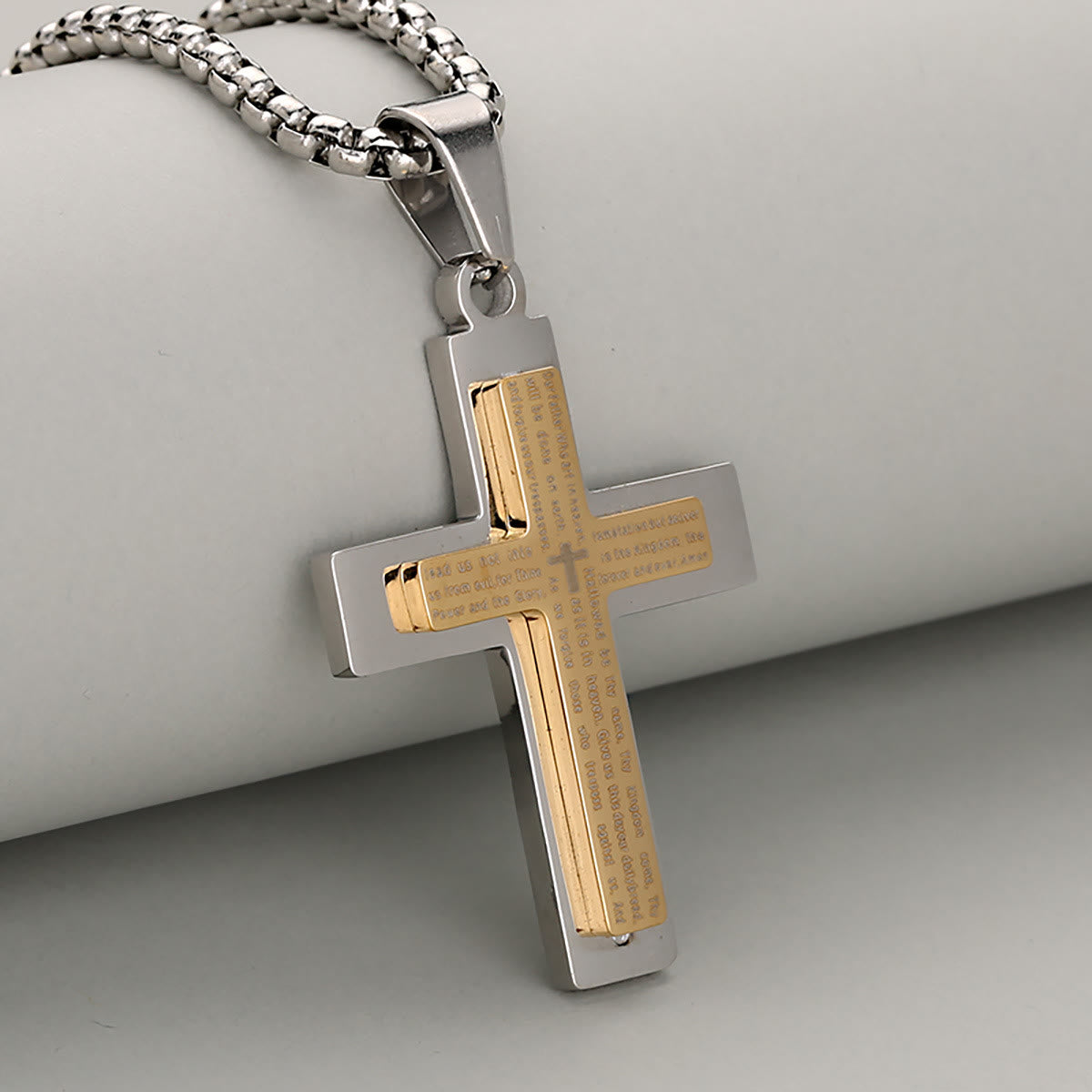 Collar Minimalista de Cruz Tricolor que Encierra Fe y Simplicidad
