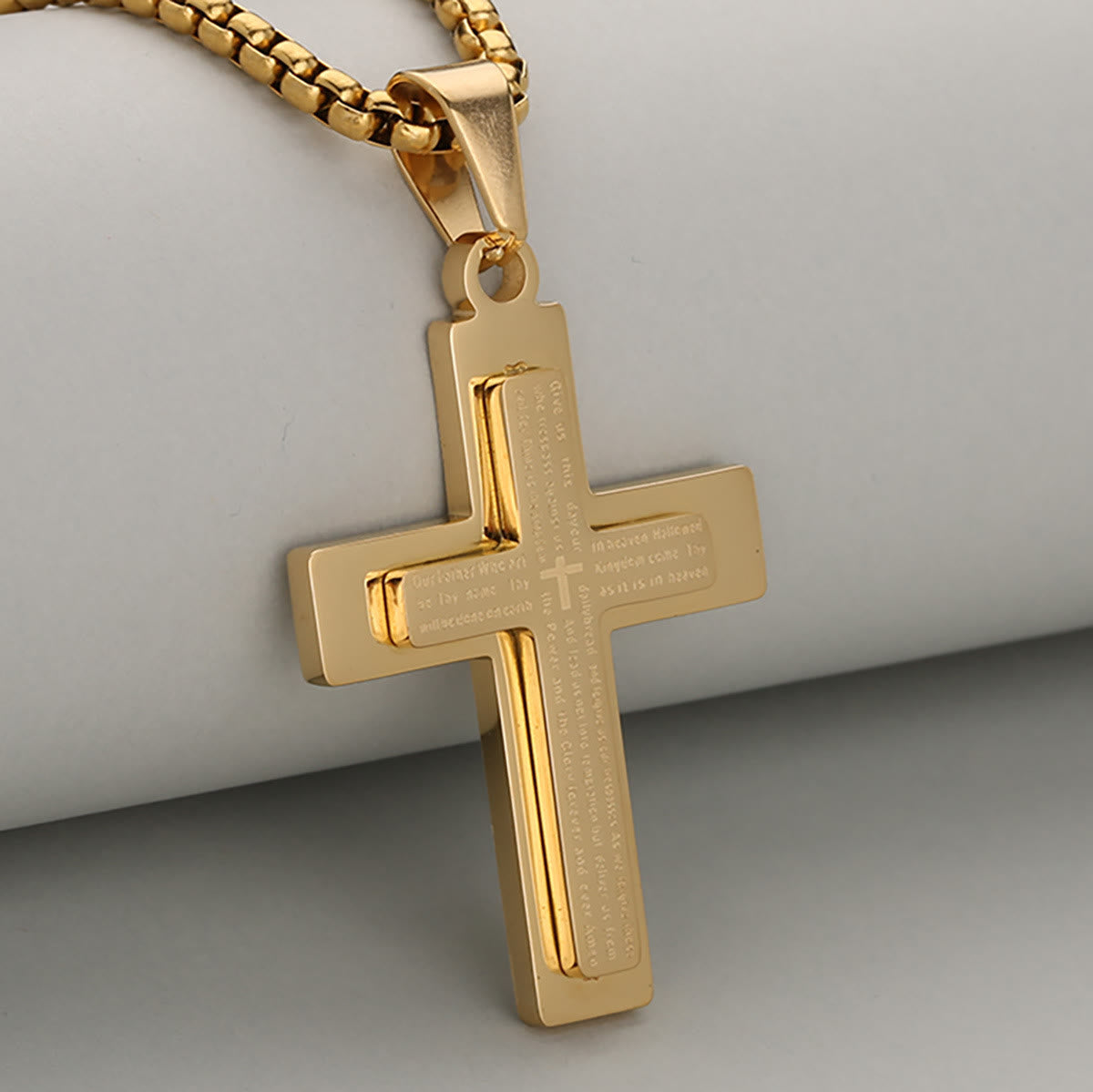 Collar Minimalista de Cruz Tricolor que Encierra Fe y Simplicidad