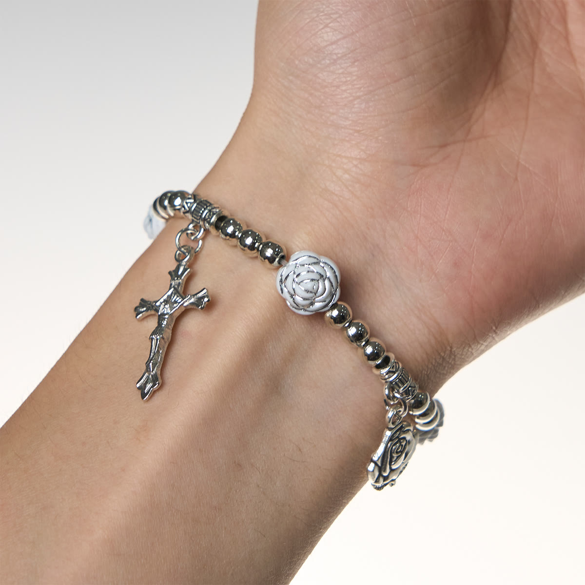 Rosario y Pulseras Devocionales de Rosa Blanca Delicada con la Virgen María