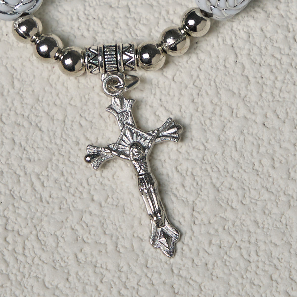 Rosario y Pulseras Devocionales de Rosa Blanca Delicada con la Virgen María