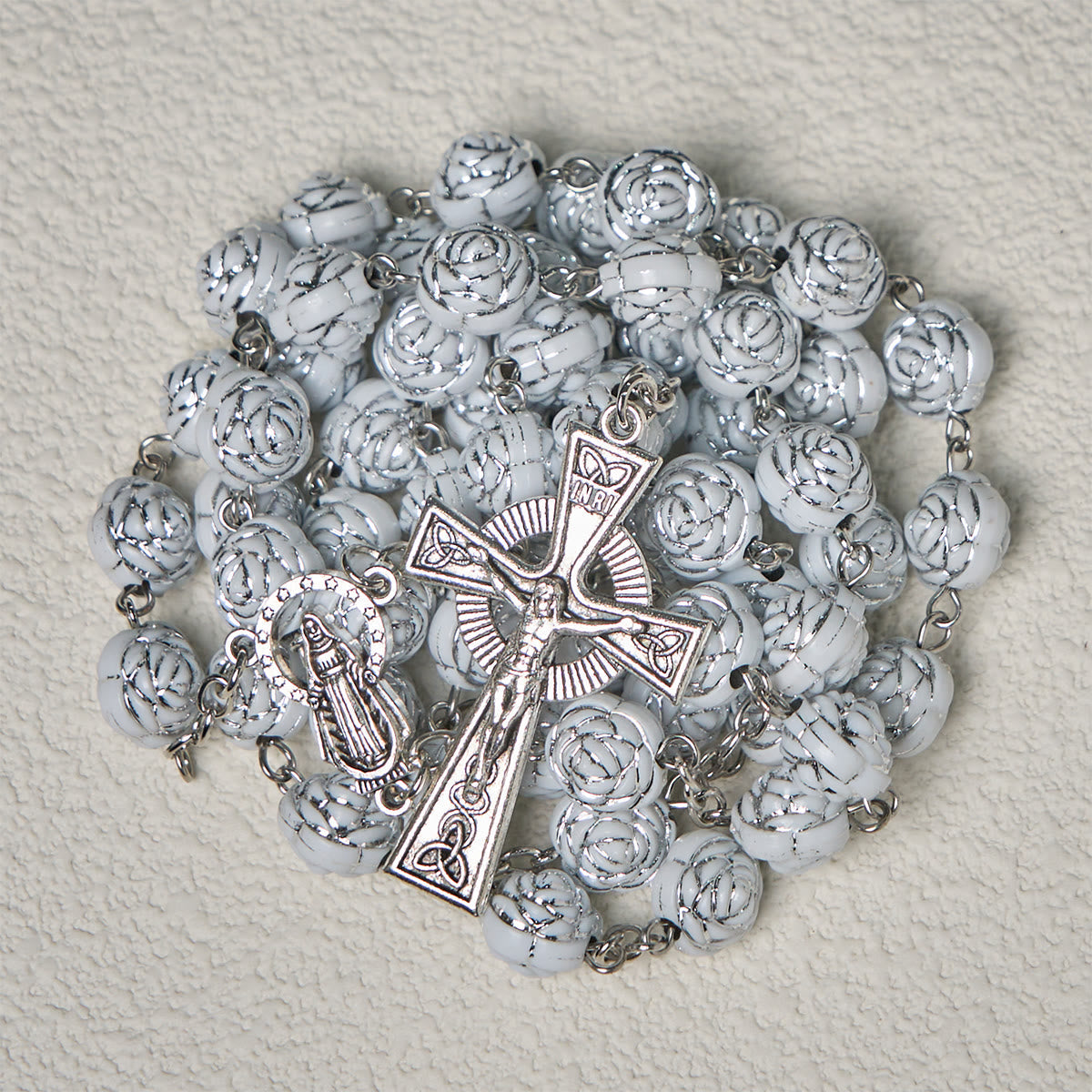 Rosario y Pulseras Devocionales de Rosa Blanca Delicada con la Virgen María