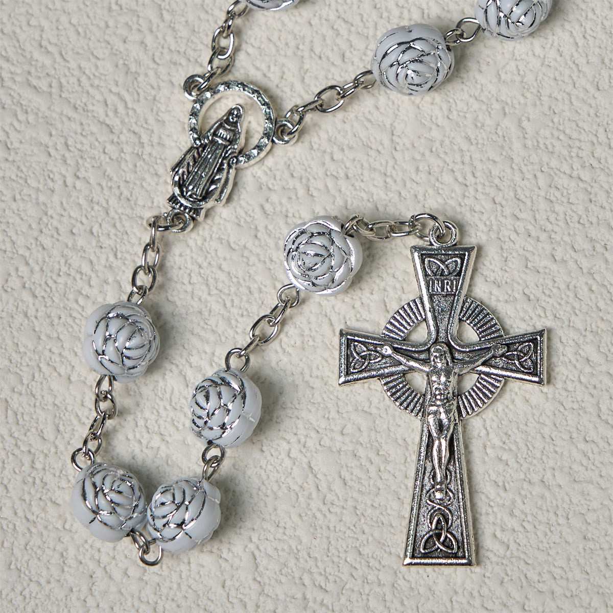 Rosario y Pulseras Devocionales de Rosa Blanca Delicada con la Virgen María