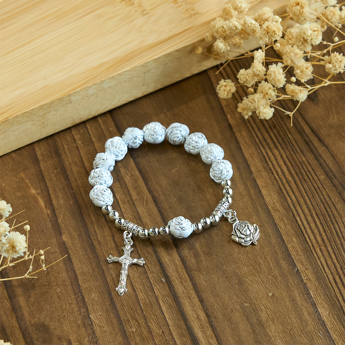 Rosario y Pulseras Devocionales de Rosa Blanca Delicada con la Virgen María