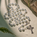 Rosario y Pulseras Devocionales de Rosa Blanca Delicada con la Virgen María