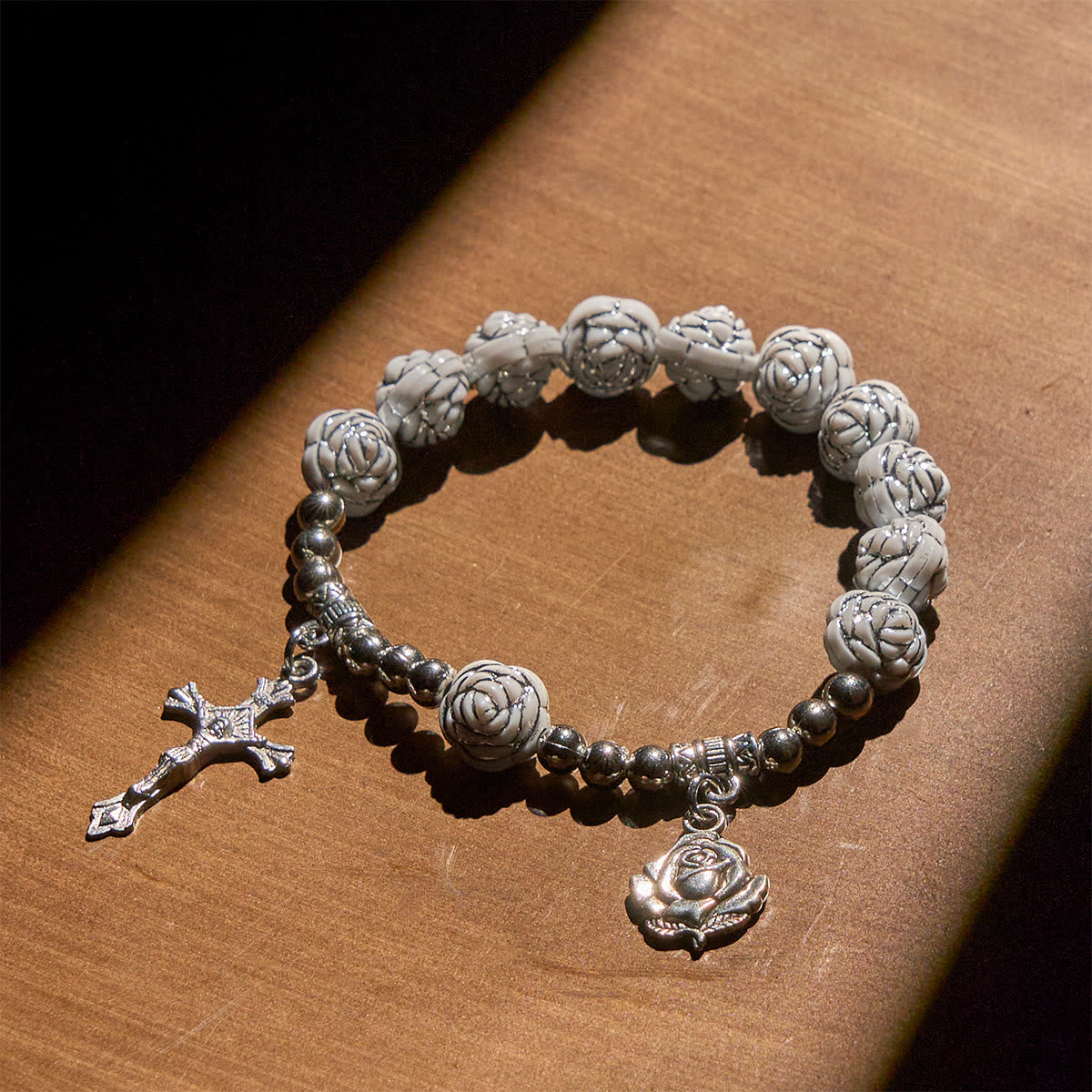 Rosario y Pulseras Devocionales de Rosa Blanca Delicada con la Virgen María