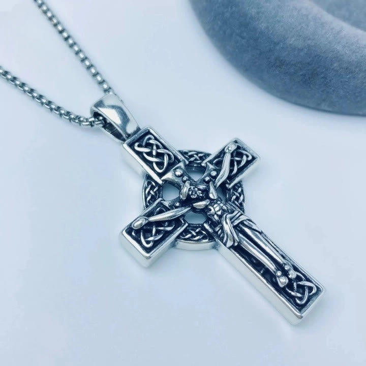 Colgante de Crucifijo de Nudo Celta de Fe Eterna: Cristo en la Cruz