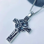 Collar de Crucifijo con Colgante de Nudo Celta de Fe Eterna: Cristo en la Cruz