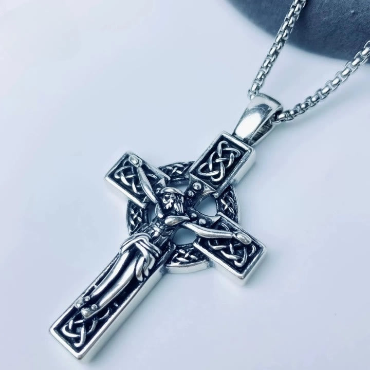 Collar de Crucifijo con Colgante de Nudo Celta de Fe Eterna: Cristo en la Cruz