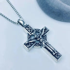 Collar de Crucifijo con Colgante de Nudo Celta de Fe Eterna: Cristo en la Cruz