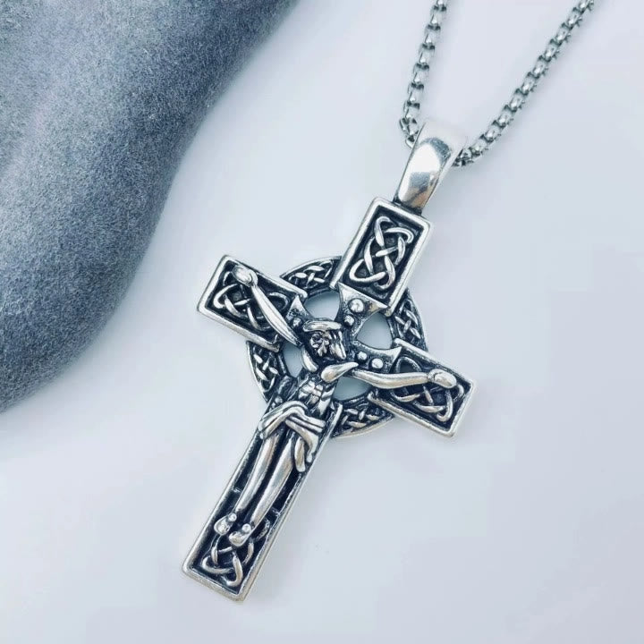 Collar de Crucifijo con Colgante de Nudo Celta de Fe Eterna: Cristo en la Cruz