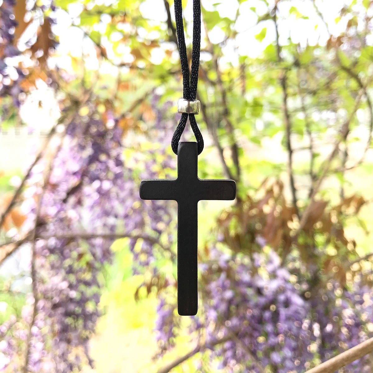 Collar de Cruz Clásico de Ébano Natural: Símbolo de Fe Pura y Duradera