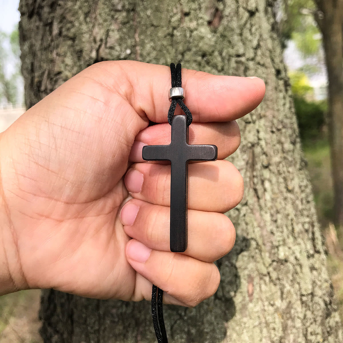 Collar de Cruz Clásico de Ébano Natural: Símbolo de Fe Pura y Duradera