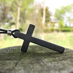 Collar de Cruz Clásico de Ébano Natural: Símbolo de Fe Pura y Duradera