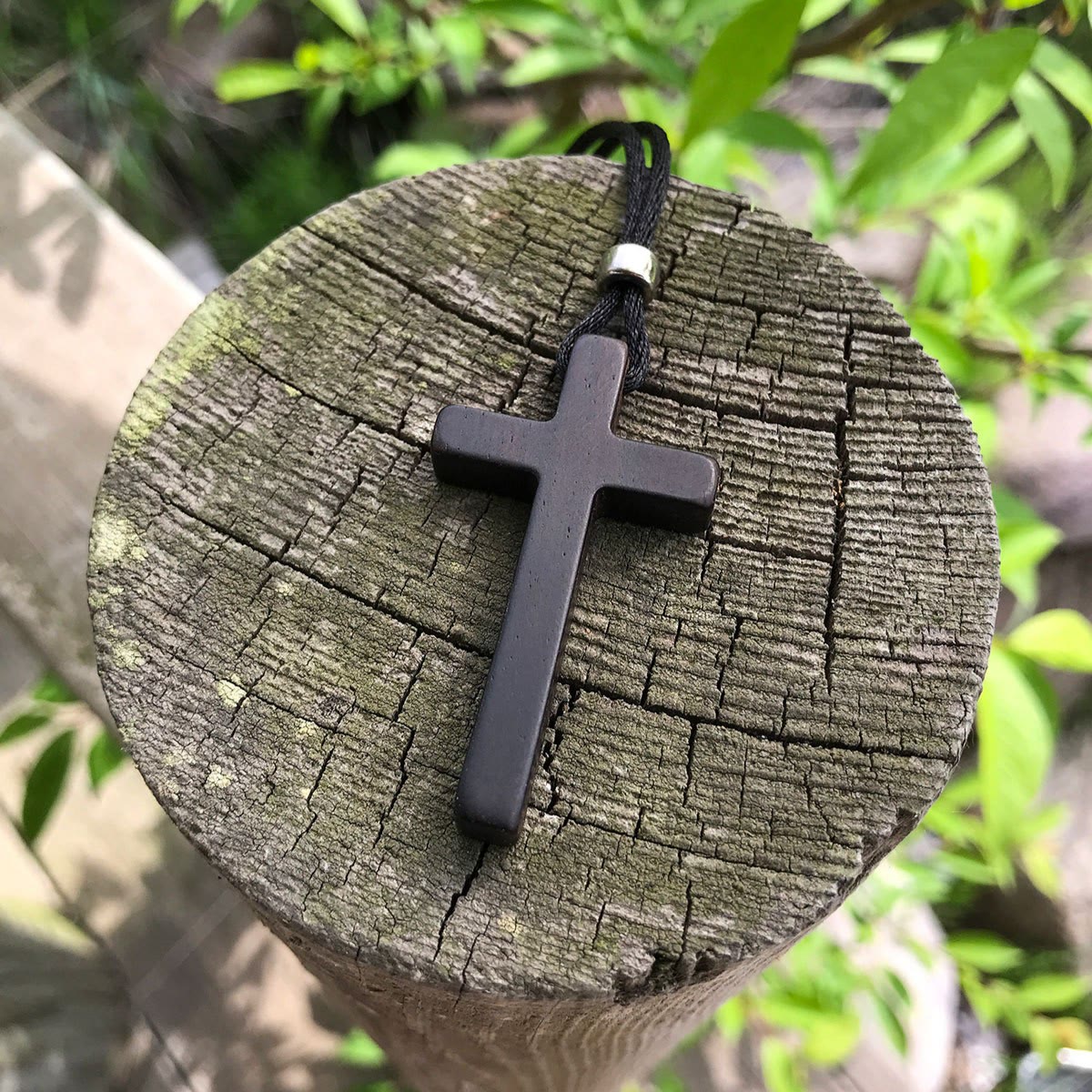 Collar de Cruz Clásico de Ébano Natural: Símbolo de Fe Pura y Duradera