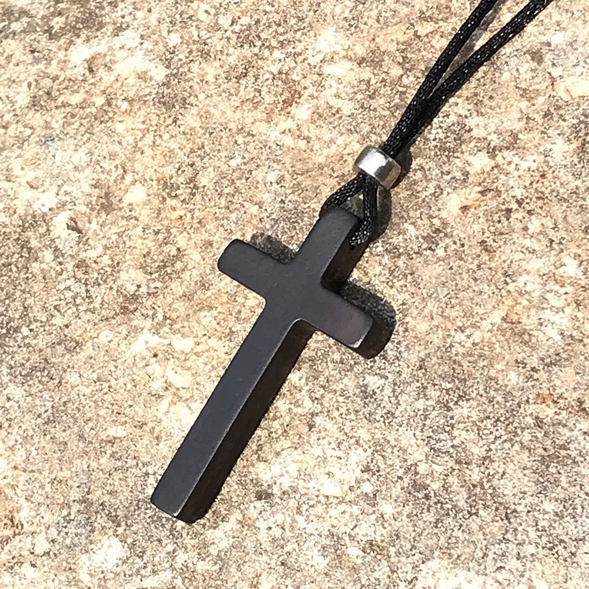 Collar de Cruz Clásico de Ébano Natural: Símbolo de Fe Pura y Duradera