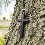 Collar de Cruz Clásico de Ébano Natural: Símbolo de Fe Pura y Duradera
