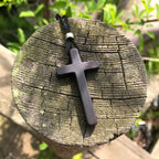 Collar de Cruz Clásico de Ébano Natural: Símbolo de Fe Pura y Duradera