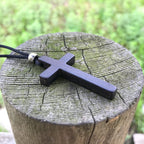 Collar de Cruz Clásico de Ébano Natural: Símbolo de Fe Pura y Duradera
