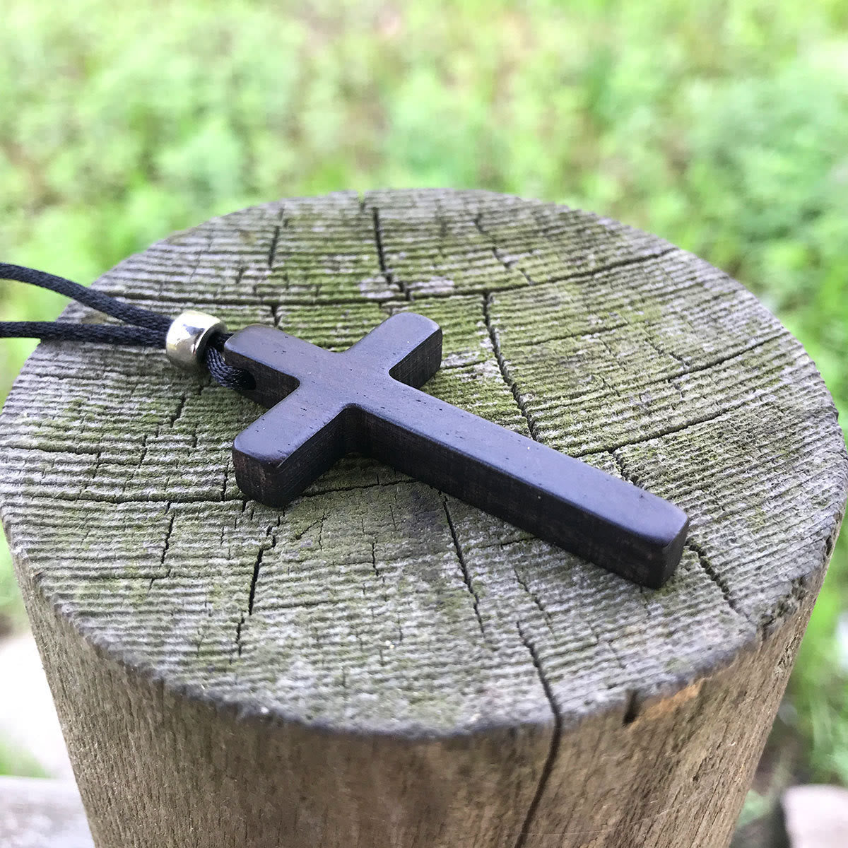 Collar de Cruz Clásico de Ébano Natural: Símbolo de Fe Pura y Duradera