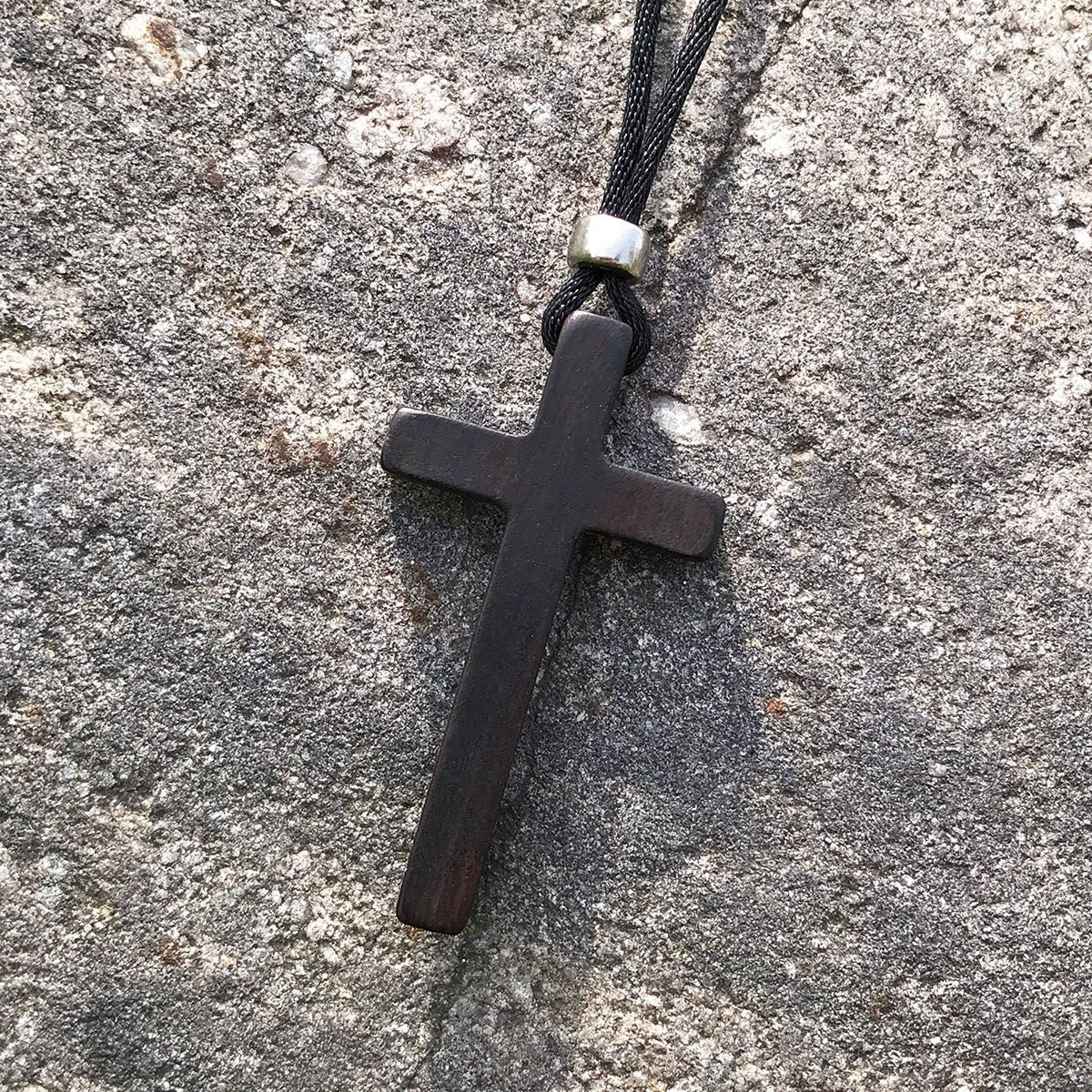 Collar de Cruz Clásico de Ébano Natural: Símbolo de Fe Pura y Duradera