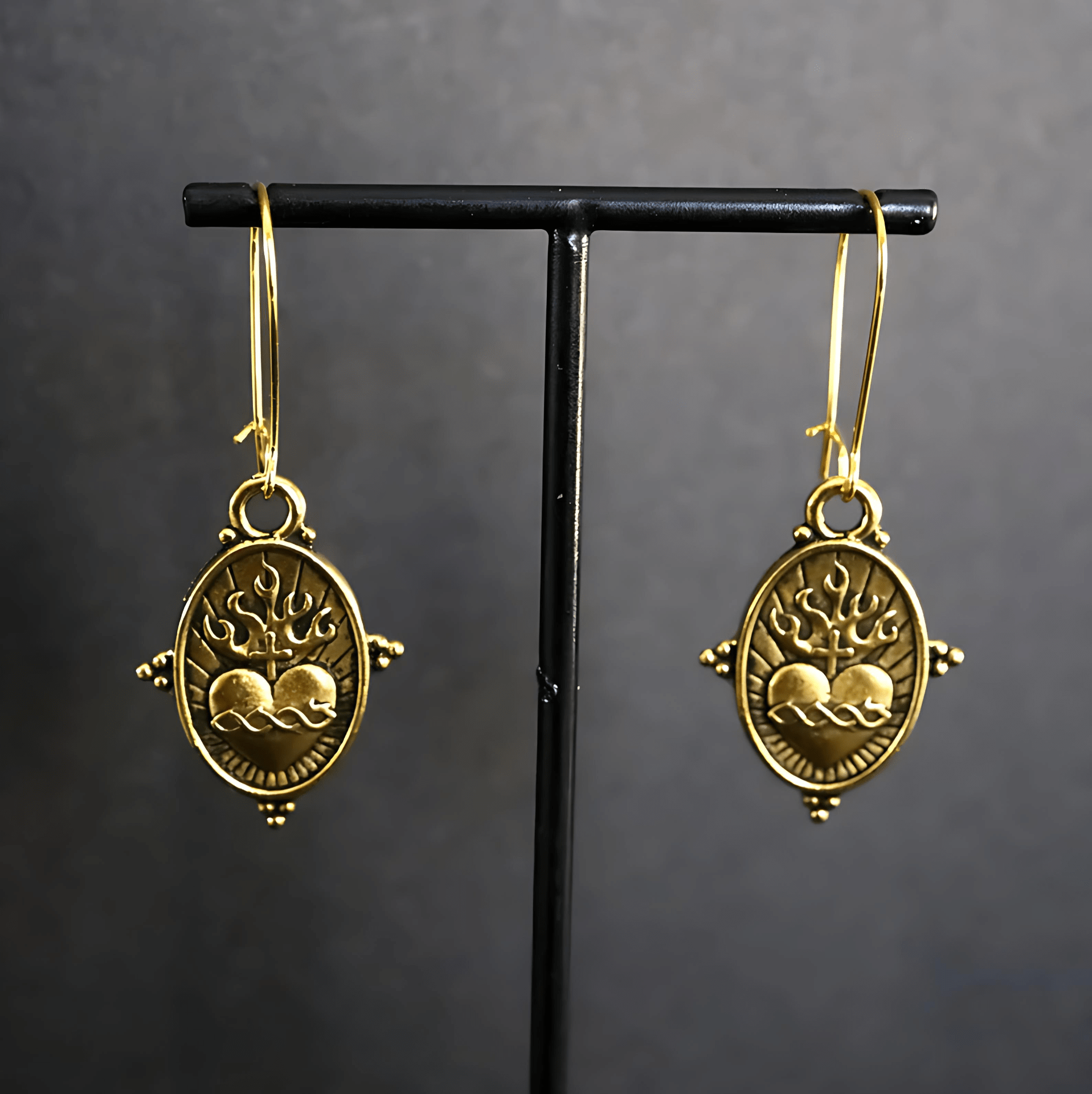 Pendientes Colgantes de Estilo Vintage Corazón Sagrado: Joyería de Fe y Devoción