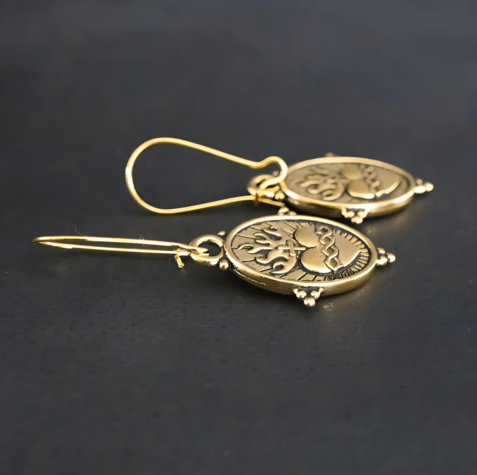 Pendientes Colgantes de Estilo Vintage Corazón Sagrado: Joyería de Fe y Devoción