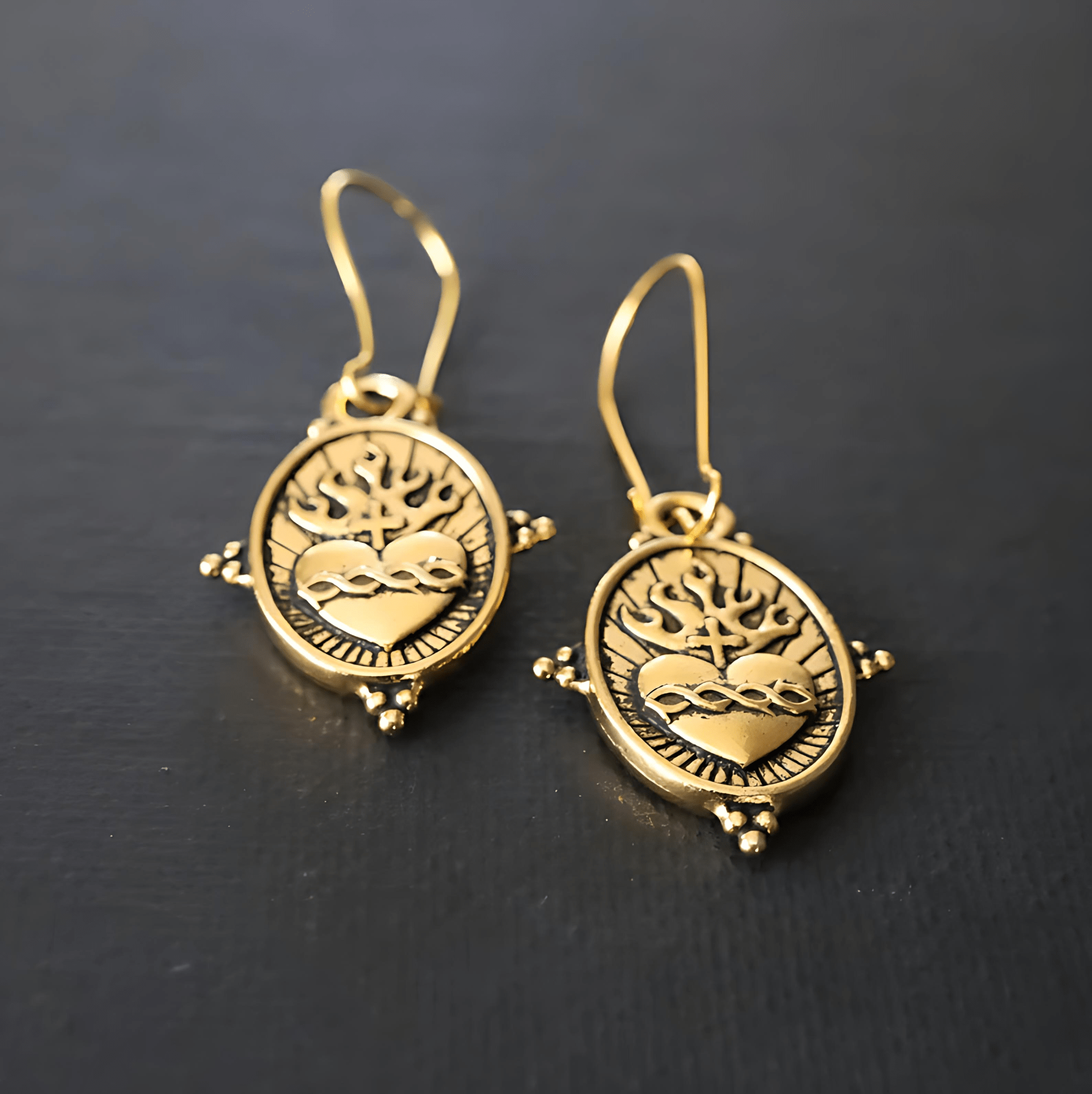 Pendientes Colgantes de Estilo Vintage Corazón Sagrado: Joyería de Fe y Devoción